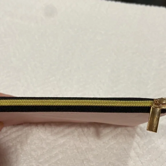 SHAPERMINT pink bag. Makeup pouch. Gold embossed. Beautiful pink colour. - Picture 3 of 6